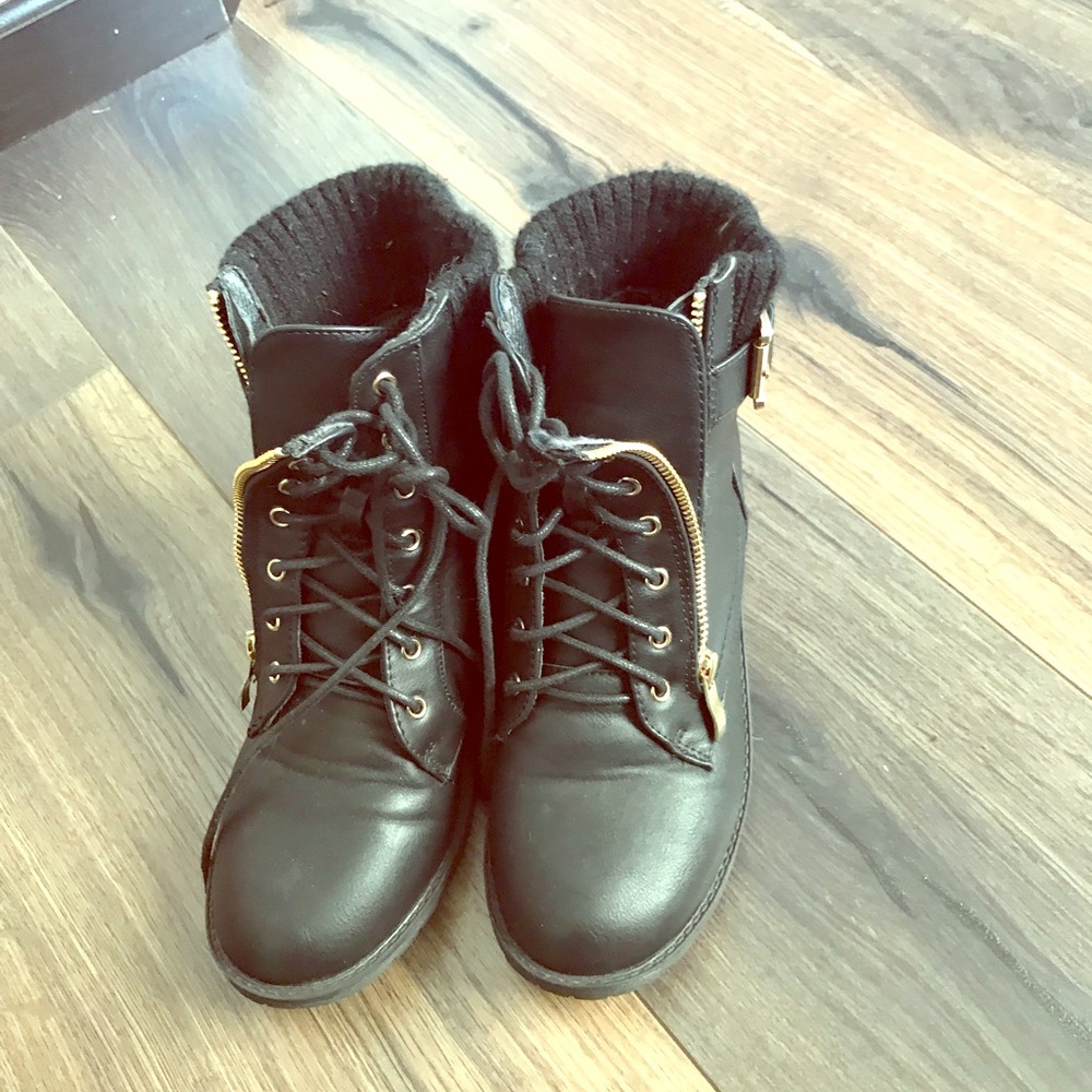Zip up combat style boots 🥾